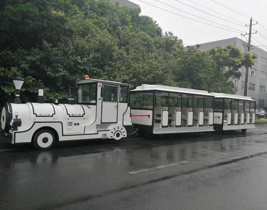 Electric trackless train ride 